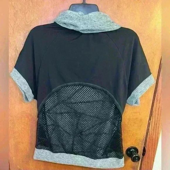 Bally Women’s athletic pullover size medium - Picture 2 of 3